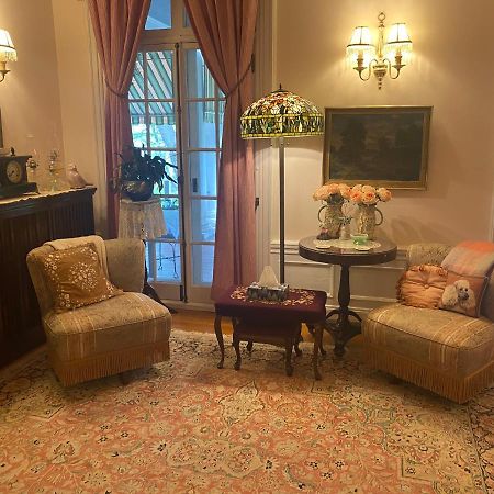 בלוויל Montrose Inn מראה חיצוני תמונה