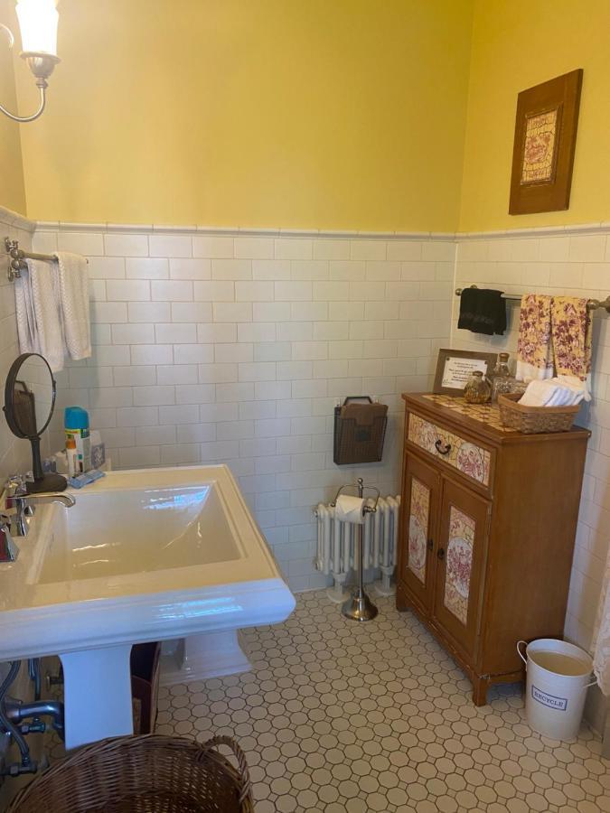 בלוויל Montrose Inn מראה חיצוני תמונה