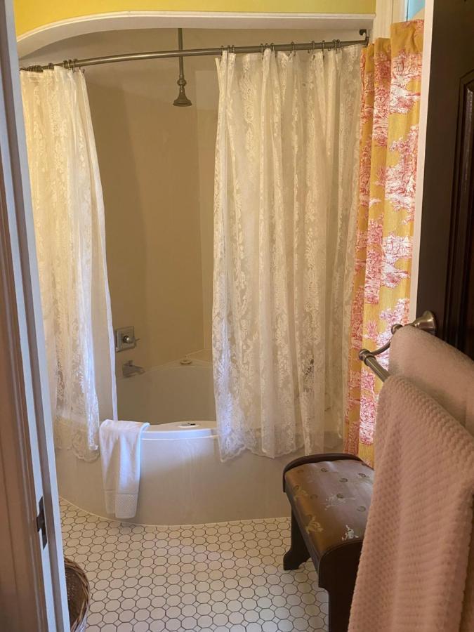 בלוויל Montrose Inn מראה חיצוני תמונה