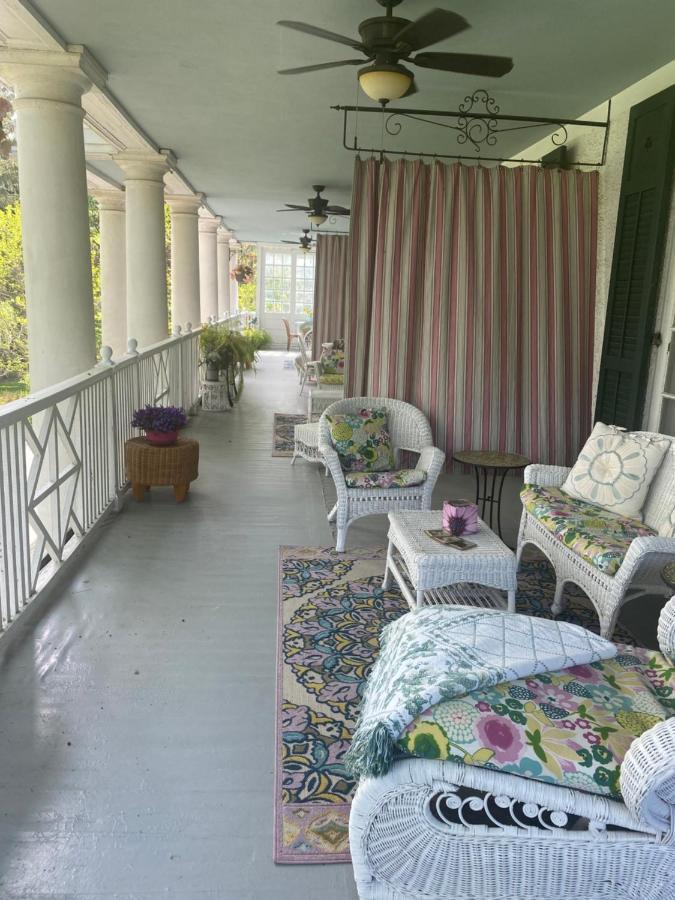 בלוויל Montrose Inn מראה חיצוני תמונה
