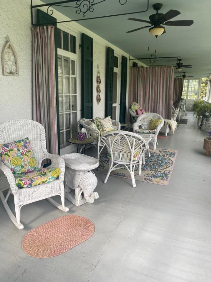 בלוויל Montrose Inn מראה חיצוני תמונה