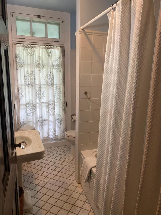 בלוויל Montrose Inn מראה חיצוני תמונה