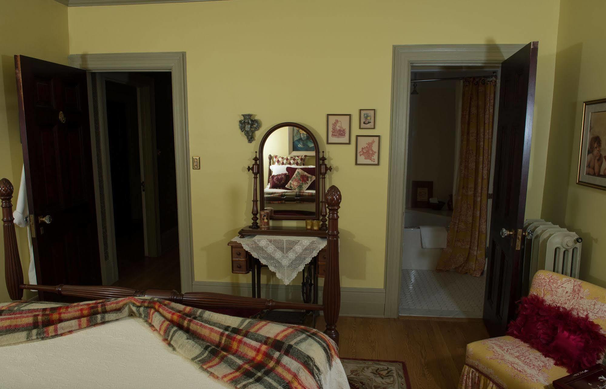 בלוויל Montrose Inn מראה חיצוני תמונה